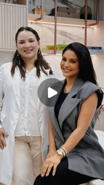 Duas mulheres sorrindo na recepção da Q!Clinic