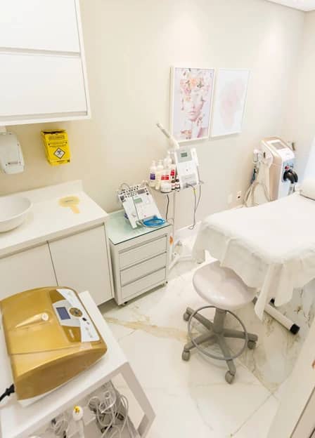 Sala de procedimentos da Q!Clinic com maca e equipamentos